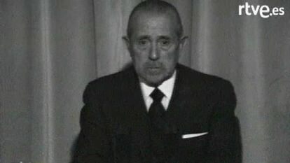 <p dir="ltr">“Españoles: Franco ha muerto. El hombre de excepción que ante Dios y ante la Historia asumió la inmensa responsabilidad del más exigente y sacrificado servicio a España ha entregado su vida, quemada día a día, hora a hora, en el cumplimiento de una misión trascendental.” Así empezaba el discurso del presidente del Gobierno, Carlos Arias Navarro, que de luto riguroso y con gesto abatido comunicaba oficialmente la muerte de Francisco Franco y ponía fin a cuatro décadas de dictadura en España. Eran las diez de la mañana del jueves 20 de noviembre de 1975 y mientras el desconcierto y la incredulidad se adueñaba de las calles, TVE interrumpía su programación habitual que era sustituida por una retransmisión en directo desde la Capilla del El Pardo. Los días posteriores también se ofreció una parrilla acorde con el suceso lo que provocó un sonado enfado de miles de espectadores que vieron como el sábado no se emitía un nuevo capítulo de su serie favorita: 'Heidi'. Puedes volver a ver el momento <a href="http://www.rtve.es/alacarta/videos/fue-noticia-en-el-archivo-de-rtve/espanoles-franco-muerto/362530/" target="_blank">aquí</a>. </p>