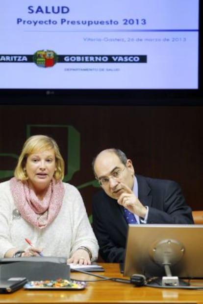 El consejero de Salud, Jon Darpón, junto a la presidenta de la comisión de Hacienda y Presupuestos, Susana Corcuera.