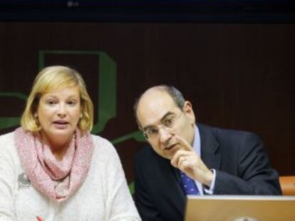 El consejero de Salud, Jon Darpón, junto a la presidenta de la comisión de Hacienda y Presupuestos, Susana Corcuera.