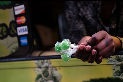 Un hombre vende "dulces comestibles de marihuana" en un 'food truck' en las calles de Nueva York.