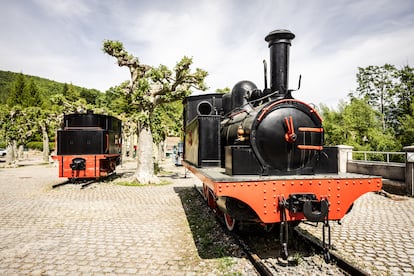 Antigua locomotora que tiraba del convoy que transportaba el carbón desde la mina al lavadero, hoy conservada en el exterior del museo. 