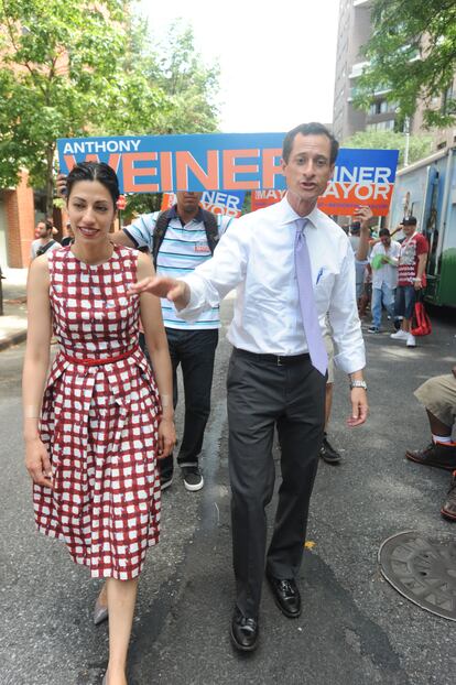 Anthony Weiner y Huma Abedin cuando todavía eran pareja y él hacía campaña para ser alcalde de Nueva York.