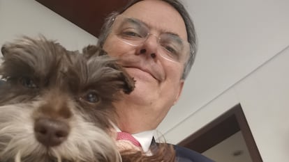 El canciller mexicano, Marcelo Ebrard, junto a su perra Luna, en una foto difundida en redes sociales el 17 de junio de 2022.