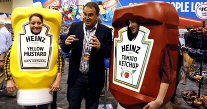 Figurantes disfrazados de bote de mostaza y ketchup Heinz, en la junta de accionistas de Berkshire Hathaway.