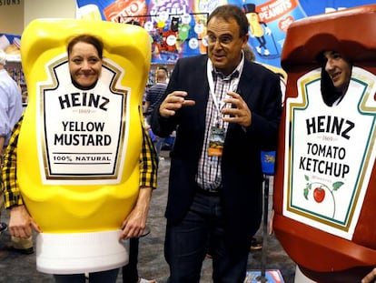 Figurantes disfrazados de bote de mostaza y ketchup Heinz, en la junta de accionistas de Berkshire Hathaway.