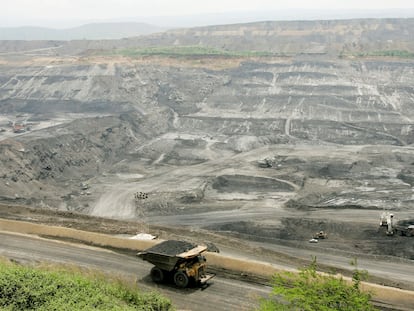 Un vehículo de carga transporta carbón la mina de El Cerrejón en Barrancas, en el departamento de La Guajira, en una imagen de archivo.