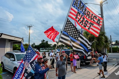 Seguidores de Donald Trump se reúnen en Mar-A-Lago tras el tiroteo.