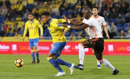 Boateng protege el balón ante Mangala.