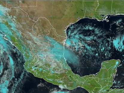 Imagen satelital que muestra al huracán Hilary frente a la costa de México el 19 de agosto del 2023.