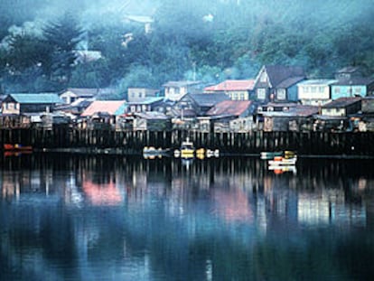 Los palafitos y la madera como material de construcción caracterizan el paisaje de Chiloé.