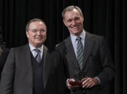 El consejero delegado de Atresmedia, Silvio González (d), recibe el premio Talento 2013 de manos de su vicepresidente, Maurizio Carlotti, durante el acto celebrado en el Instituto Cervantes de Madrid. EFE/Archivo