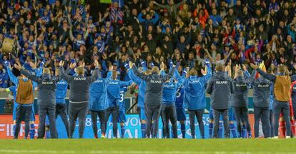 Islandia celebra con su afici&oacute;n la victoria frente a Finlandia.