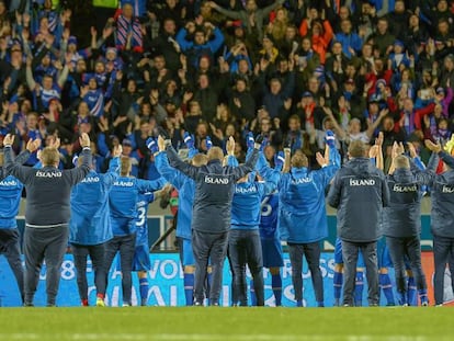 Islandia celebra con su afici&oacute;n la victoria frente a Finlandia.
