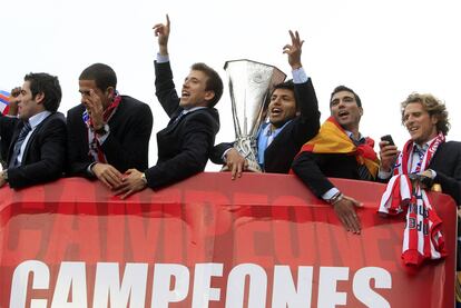 Los jugadores festejan con los aficionados el triunfo en la Liga Europa por las calles de Madrid.