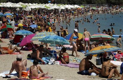 Una playa de Atenas llena de bañistas durante este domingo de elecciones.