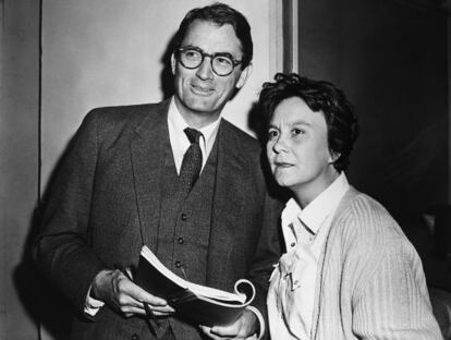 L'escriptora Harper Lee amb l'actor Gregory Peck, que protagonitzaria la versió cinematogràfica del seu llibre 'Matar un rossinyol'.