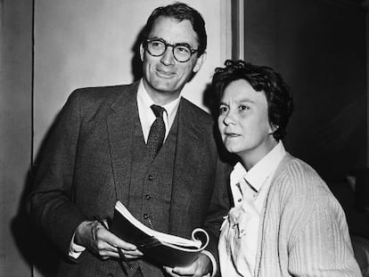 L'escriptora Harper Lee amb l'actor Gregory Peck, que protagonitzaria la versió cinematogràfica del seu llibre 'Matar un rossinyol'.