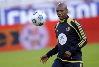 Marcos Senna controla el balon durante una sesión de entrenamiento de la selección española en A Coruña, preparatorio para el partido contra Belgica, en la fase de clasificación para el Mundial del 2010 en Suráfrica.