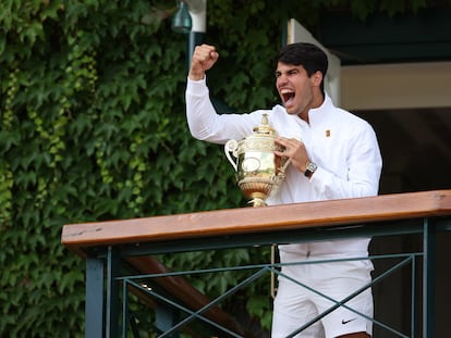 Alcaraz celebra su título desde uno de los balcones del club británico.