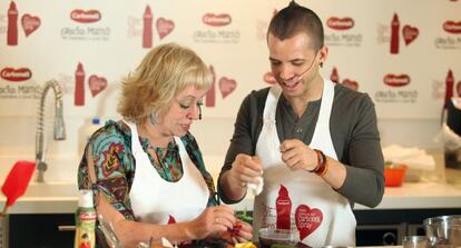 El chef David Mu&ntilde;oz, poseedor de tres estrellas Michelin, y su madre Rosi Rosillo. 