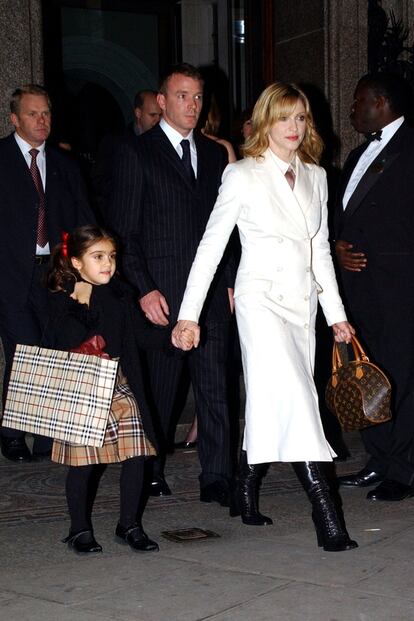 En 2002 Madonna, Guy Ritchie y Lourdes María formaban una familia feliz y convencional en Londres. La propia Lourdes iba ataviada de Burberry de los pies a la cabeza. Eran otros tiempos...