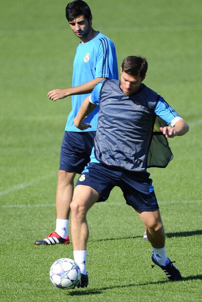 Xabi Alonso y Albiol, en el entrenamiento de ayer.