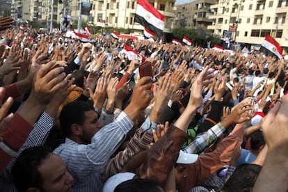 Seguidores del presidente Morsi muestran su apoyo al mandatario frente al palacio presidencial en El Cairo.