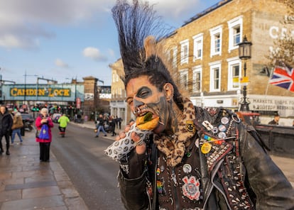 Un punk muerde un burrito de Yorkshire de ternera en Camden Road, Londres.