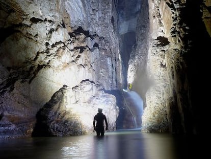 Espeleólogos en el curso de agua de la cueva de Valporquero, al norte de León.