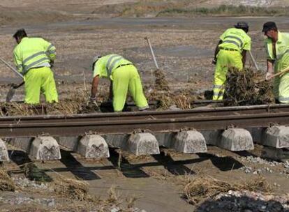 Operarios de Adif se afanan en reparar las vías anegadas por la tromba de agua caída en la comarca de La Sagra.