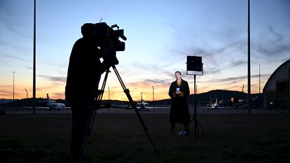 Periodistas australianos esperan la llegada de Assange, en la base aérea de Fairbarin, cerca de Canberra.