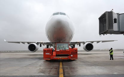 Un avi&oacute;n en una pista del aeropuerto de Madrid-Barajas.