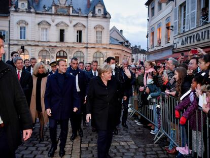 Emmanuel Macron y Angela Merkel en primer plano. Detrás, sus respectivos esposos, Brigitt Macron y Joachim Sauer.