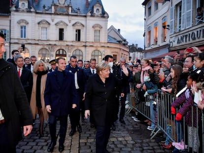 Emmanuel Macron y Angela Merkel en primer plano. Detrás, sus respectivos esposos, Brigitt Macron y Joachim Sauer.