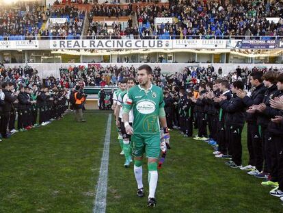 Las categorías inferiores hacen el pasillo al primer equipo, encabezado por el capitán, Mario, antes del partido ante la Cultural.