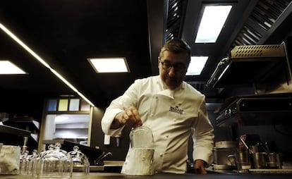 Joan Roca en la cocina del Celler emplatando la madera comestible.