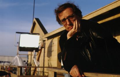 Ariel Dorfman de visita en el set de filmación de "La muerte y la doncella" en abril de 1994.
