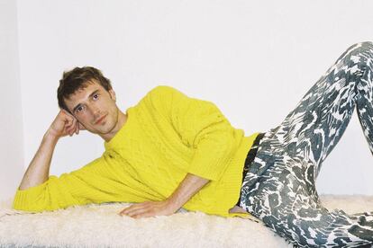 El modelo Clément Chabernaud, amigo de la diseñadora francesa, viste pantalón y jersey del próximo otoño.