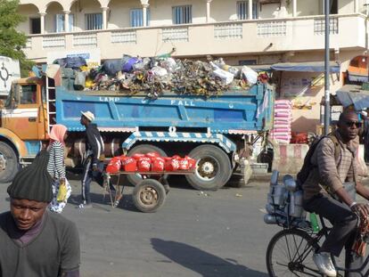 Un camion avec des ordures du marché de Saint-Louis.