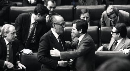 Adolfo Suárez (derecha) abraza a Leopoldo Calvo-Sotelo tras la investidura de este como nuevo presidente del Gobierno, en el Congreso de los Diputados, el 25 de febrero de 1981.