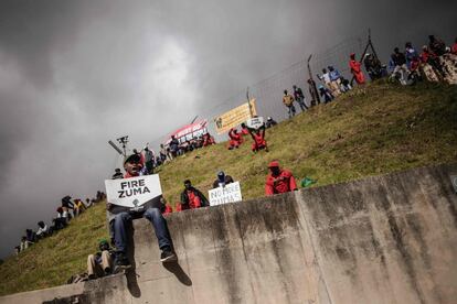 Cientos de miembros de los partidos de la oposición sudafricanos se manifiestan frente al Tribunal Constitucional mientras se presentan argumentos a los jueces para permitir el uso del voto secreto en una moción de censura contra Jacob Zuma, en Johannesburgo (Sudáfrica).