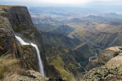 El salto del Tugela es la segunda caída de agua más grande del planeta (unos 948 metros). Se localiza en las montañas del Dragón y forma parte del Parque Nacional de Royal Natal, al este de la República de Sudáfrica. Son cinco cascadas estacionales, es decir, su flujo depende mucho de la época del año. En invierno es posible que las más altas se congelen, presentando columnas de hielo. El entorno presenta una enorme riqueza botánica.