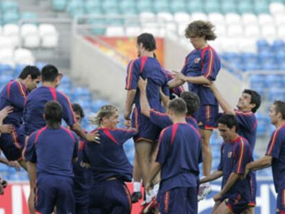 Etxeberria y Puyol son alzados por Fernando Torres César y ante las miradas de Joaquín y Vicente, durante el entrenamiento.