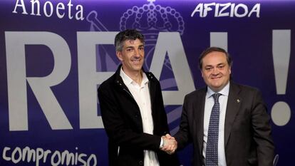 Jokin Aperribay (derecha), durante la presentación de Imanol Alguacil como nuevo entrenador de la Real.