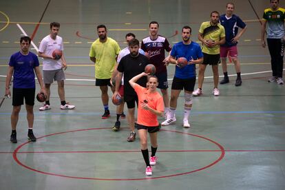 Mireia Rodríguez y sus compañeros del Balonmano Albacete, el pasado miércoles en un entrenamiento.