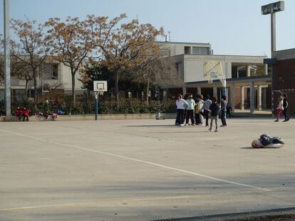 Alumnos en elpatio del colegio PAX de Tarragona.