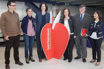 Uriarte (tercera por la derecha) y Cossío (a su izquierda), en la presentación de la memoria de Ikerbasque.