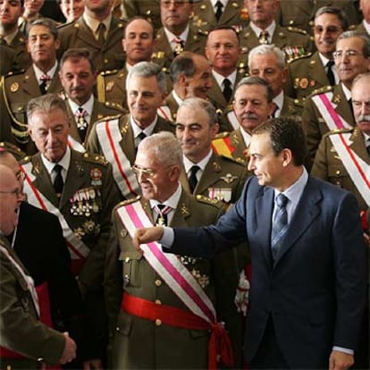 El presidente Zapatero, rodeado de mandos de las Fuerzas Armadas en una celebración militar.