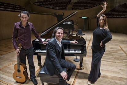 El guitarrista José Luis Encinas, el pianista Manolo Carrasco y la bailaora Mariví Blanco en el Oriental Art Center de Shanghái.