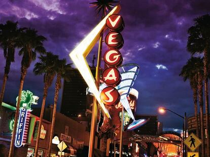 Cae la noche y se encienden las luces en los alrededores de la calle de Fremont en Las Vegas.
